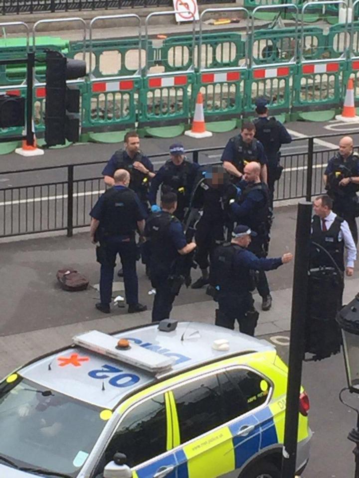 อีกแล้ว! ตำรวจผู้ดีรวบตัวมือมีดไล่แทงผู้คนกลางกรุงลอนดอน
