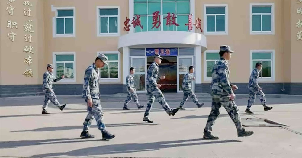 สนั่นโลกออนไลน์เมืองจีน ทหารอากาศจีนโชว์สเต็ปเต้นเท้าไฟ ไม่แพ้วงบอยแบนด์อาชีพ (คลิป)