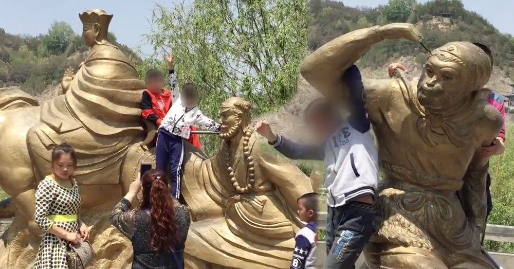 ชาวเน็ตจีนเดือด! แฉพฤติกรรมนักท่องเที่ยว ปีนป่ายรูปปั้น 'ไซอิ๋ว' ฉก 'ห่วงทอง' ที่สวมหัวซุนหงอคง