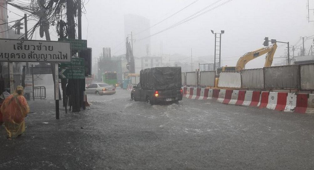 ฝนถล่มกรุง ส่งผลให้น้ำท่วมขังหลายจุด กรมอุตุฯประกาศเตือน ฝนตกหนักถึง 29 พ.ค.นี้