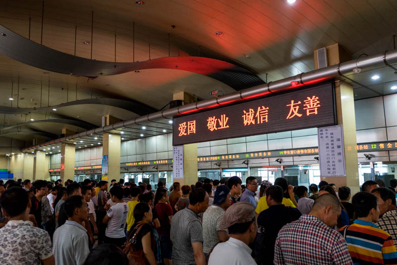 จีนเปิดใช้เครื่องตรวจสอบใบหน้า ณ สถานีรถไฟหลัก รับคลื่นปชช.เดินทางช่วงหยุดยาว