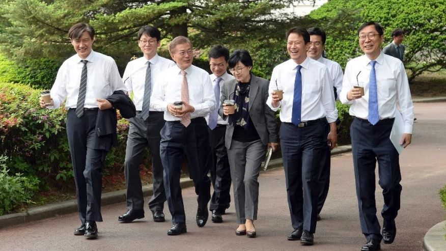 ชมคลิป “มุน แจ-อิน” ผู้นำใหม่เกาหลีใต้นั่งจิบกาแฟ คุยงานกับผู้ช่วยในบรรยากาศสุดชิล