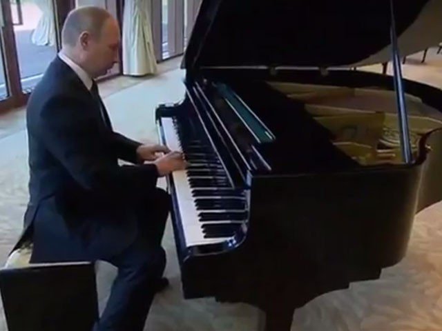 ชมคลิป ปูติน ผู้นำรัสเซียโชว์ลีลาเล่นเปียโน ระหว่างรอพบ สีจิ้นผิง