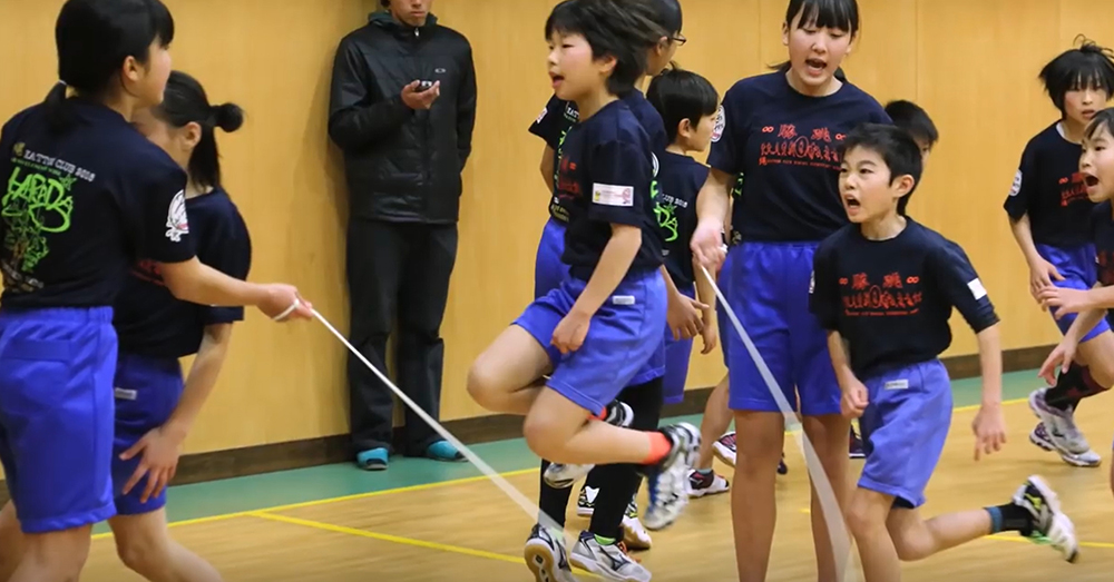 โชว์ทีมเวิร์ค! เด็กประถมญี่ปุ่น 'กระโดดเชือกหมู่' ทุบสถิติโลก (คลิป)