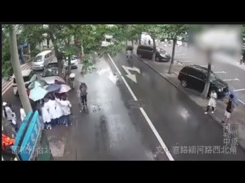 ชมคลิปหญิงท้องแก่ เจ็บท้องทนไม่ไหวคลอดลูกกลางถนนในจีน พลเมืองดีช่วยทำคลอด