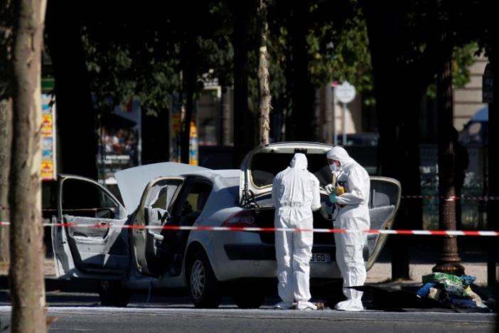 เผยข้อมูลคนร้ายควบเก๋งชนรถตำรวจกลางปารีส  “มีใบอนุญาตพกปืน” เอี่ยวกลุ่มอิสลามิสต์สุดโต่ง