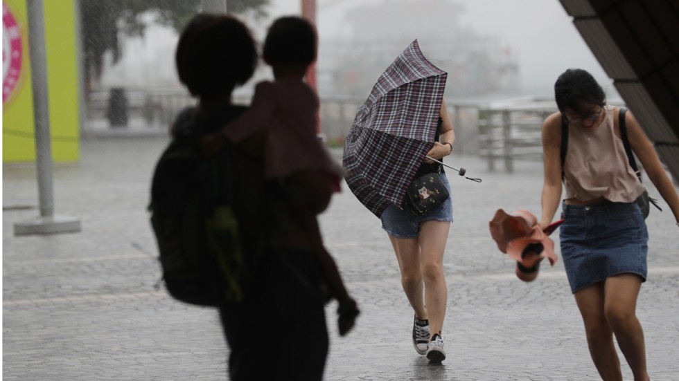 จีน-ฮ่องกง    เตรียมรับมือ พายุไต้ฝุ่น “เมอร์บ็อค” พัดขึ้นฝั่งคืนนี้ ด้วยความเร็วแตะ 180 กม./ชั่วโมง