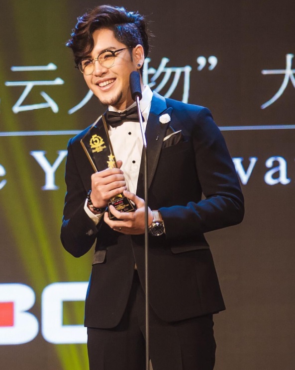 ทอม รับรางวัลงาน Thailand Headlines Person of the Year Awards 2016-2017