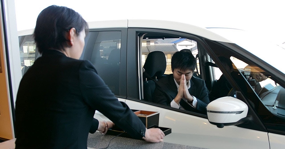 เวลาเป็นเงินเป็นทอง!? ญี่ปุ่นเปิดบริการงานศพ 'Drive Thru' ไว้อาลัยแบบไม่ต้องลงจากรถ