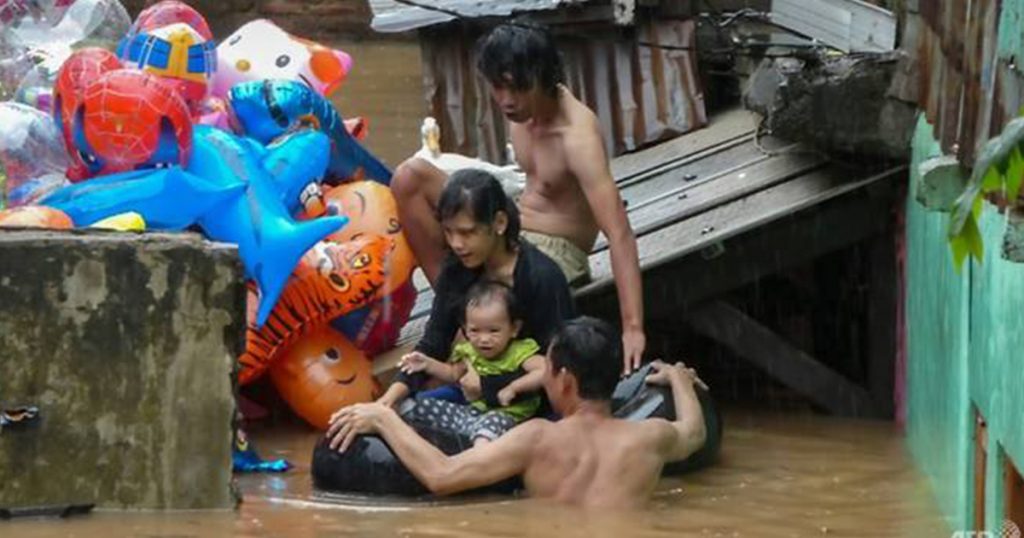 อินโดฯอ่วม เจอน้ำท่วมกลางเมืองหลวงรับปีใหม่ พบผู้เสียชีวิตแล้ว 4 ราย