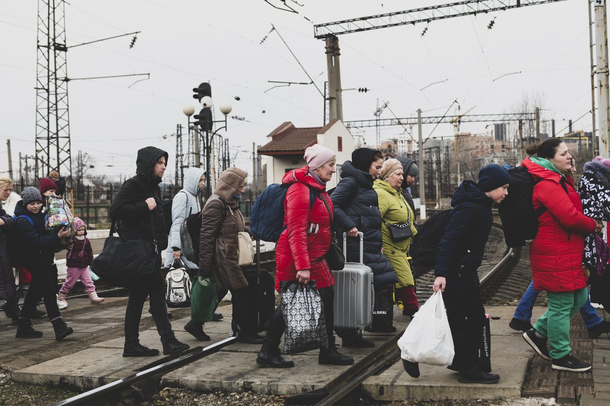ชาวยูเครนขนสัมภาระขึ้นรถไฟในยูเครน