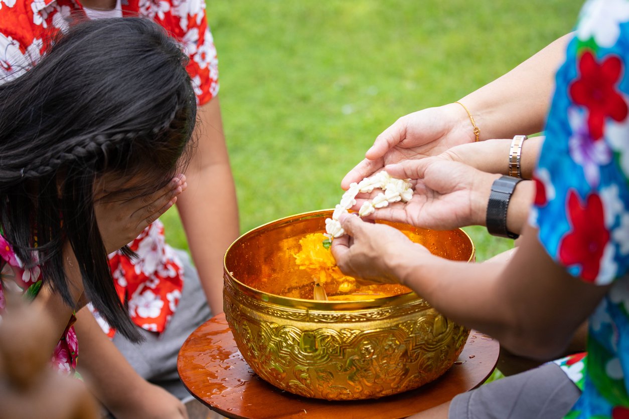 การรดน้ำดำหัวขอพรผู้ใหญ่ในเทศกาลสงกรานต์ 