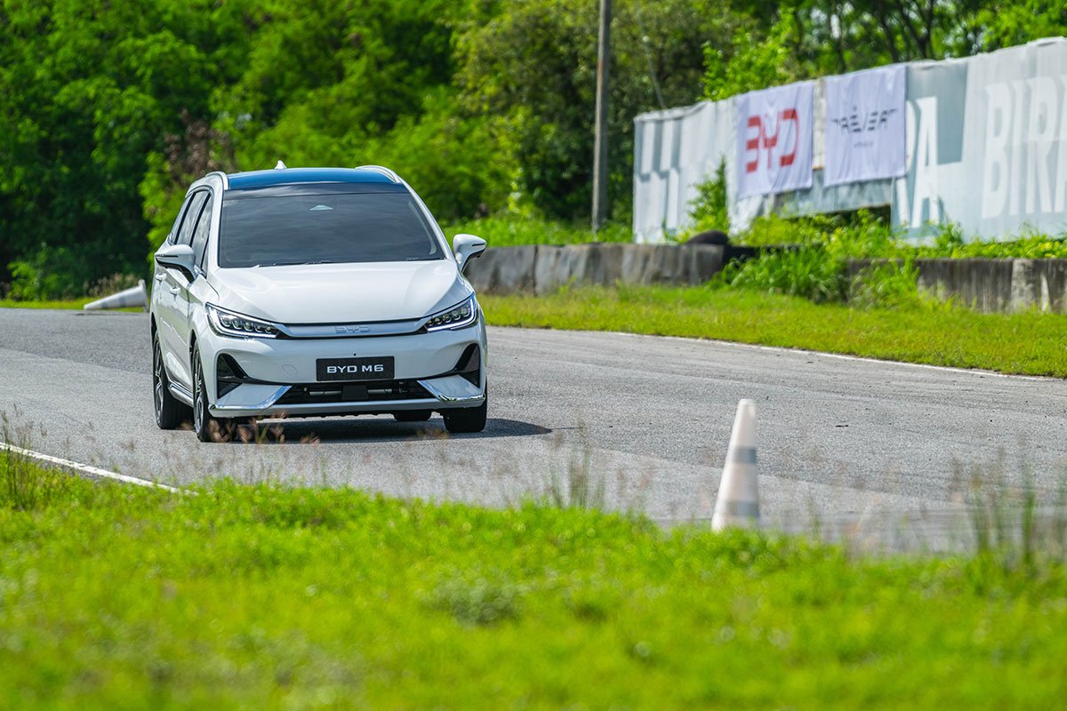 BYD M6 test drive