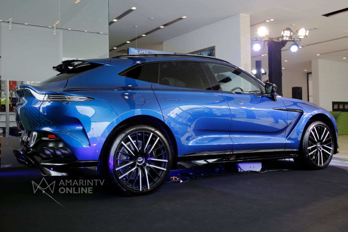 ASTON MARTIN DBX 707 ด้านข้าง