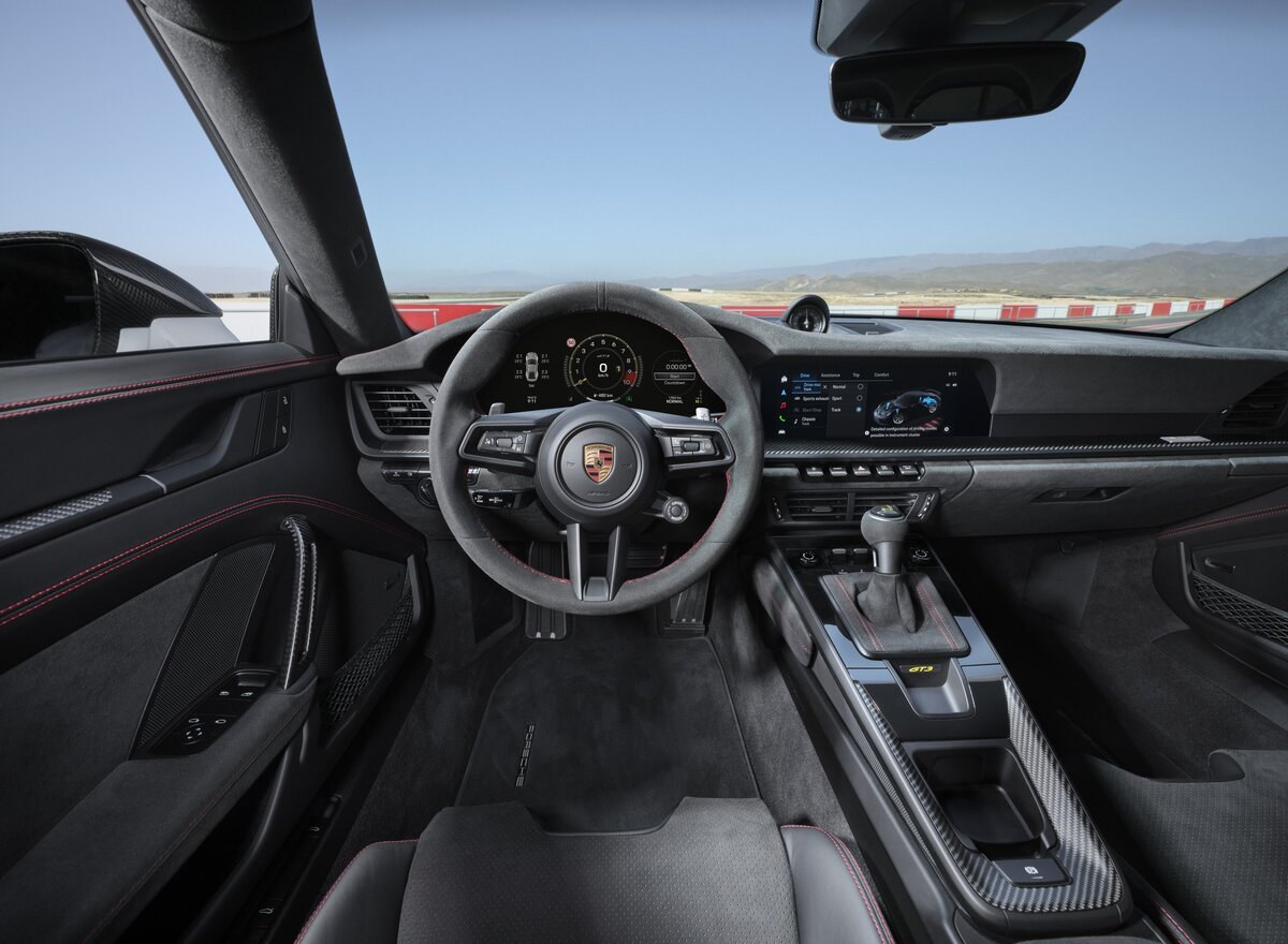 06_911_gt3_interior__a4_rgb