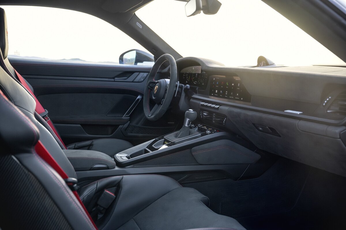 07_911_gt3_interior__a4_rgb