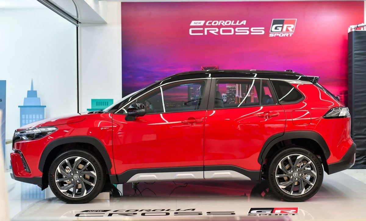 Toyota Corolla Cross 2024 HEV GR Sport ด้านข้าง