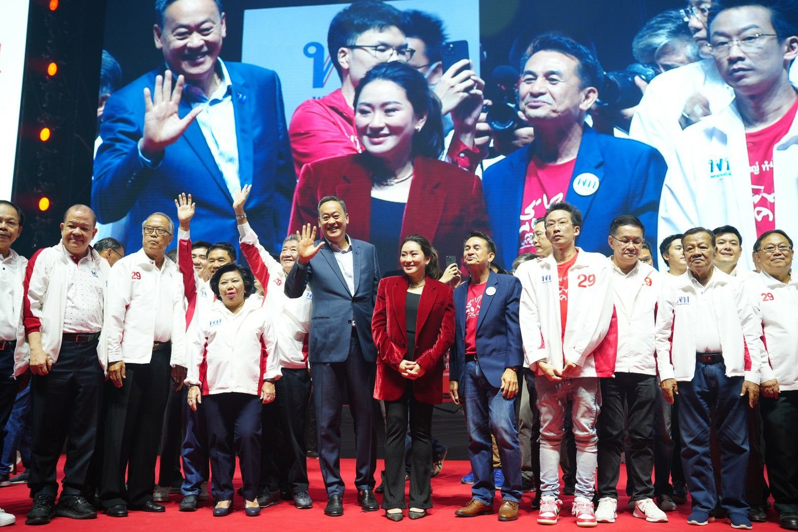 ที่อิมแพ็ค อารีน่า เมืองทองธานี พรรคเพื่อไทย จัดปราศรัยใหญ่ครั้งสุดท้าย “เลือกเพื่อไทย แลนด์สไลด์ประเทศไทย เปลี่ยนทันที”