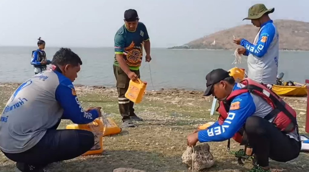 ชุดประดาน้ำมูลนิธิร่วมกตัญญูจังหวัดลพบุรี งมหาพารามอเตอร์ชนิด 2 ที่นั่ง ซึ่งได้จมหายลงในน้ำเขื่อนป่าสักชลสิทธิ์