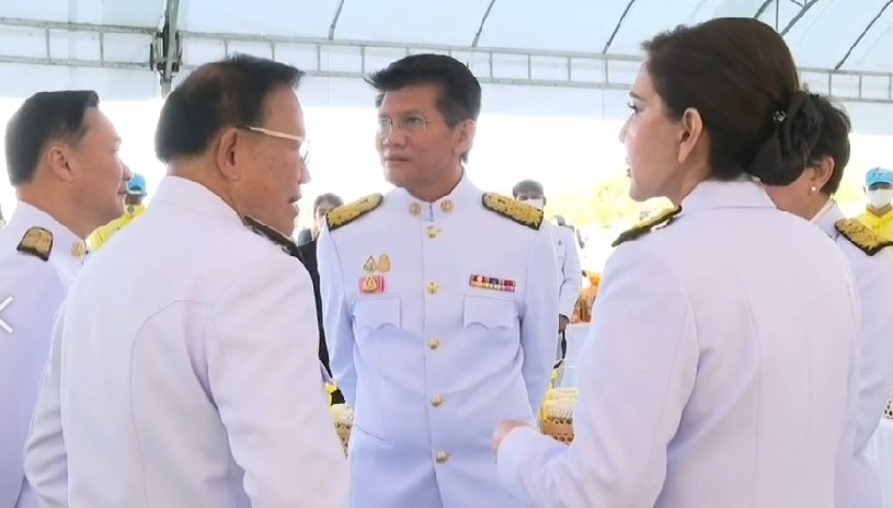 รัฐมนตรีจับกลุ่มคุยกัน ซึ่งคาดว่าจะพูดคุยถึงการ โหวตนายกฯ 