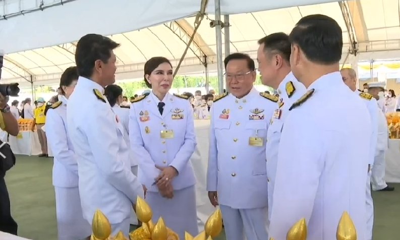 รัฐมนตรีจับกลุ่มคุยกัน ซึ่งคาดว่าจะพูดคุยถึงการ โหวตนายกฯ 