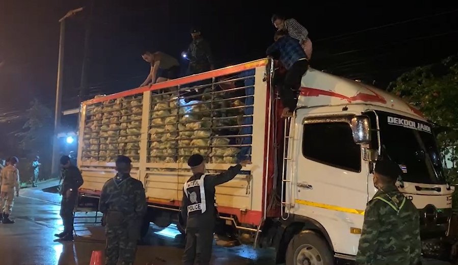ทหาร-ตำรวจ-ฝ่ายปกครองแม่สอด  จับ 53 แรงงานต่างด้าว แอบซุกรถบรรทุกผัก