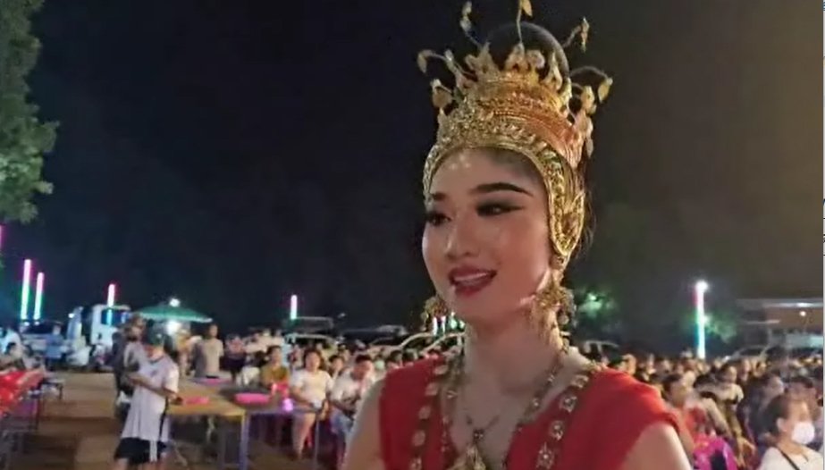 นางเอกลิเกชื่อดังดาวรุ่งชาวปราจีนบุรี “น้องหมูแฮม” คณะรุ่งภิรมย์รุ่งเรือง และปัจจุบันเป็นมิสแกรนด์ จ.ปราจีนบุรี และนักร้องประกวดไมค์ทองคำ ที่มารำถวาย