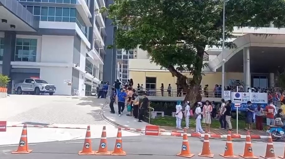 ไฟไหม้ตึก 150 ปี โรงพยาบาลสมเด็จพระบรมราชเทวี อ.ศรีราชา เจ้าหน้าที่เร่งอพยพเคลื่อนย้ายผู้ป่วยออกจากตึก ไฟไหม้ตึก 150 ปี โรงพยาบาลสมเด็จพระบรมราชเทวี อ.ศรีราชา เจ้าหน้าที่เร่งอพยพเคลื่อนย้ายผู้ป่วยออกจากตึก