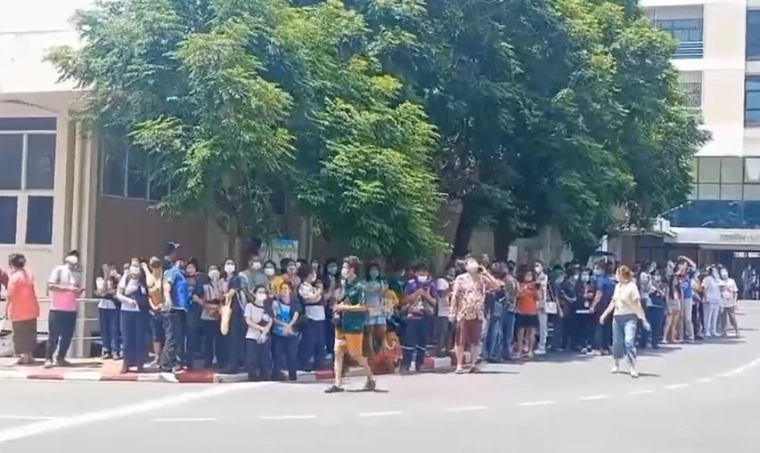 ไฟไหม้ตึก 150 ปี โรงพยาบาลสมเด็จพระบรมราชเทวี อ.ศรีราชา เจ้าหน้าที่เร่งอพยพเคลื่อนย้ายผู้ป่วยออกจากตึก       