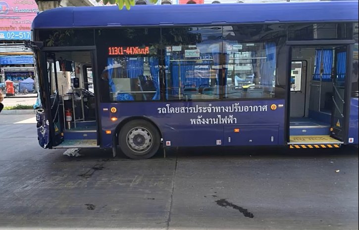 สองแถวปาดหน้ารถเมล์ สาย113 ถูกเสยท้ายพังยับ 