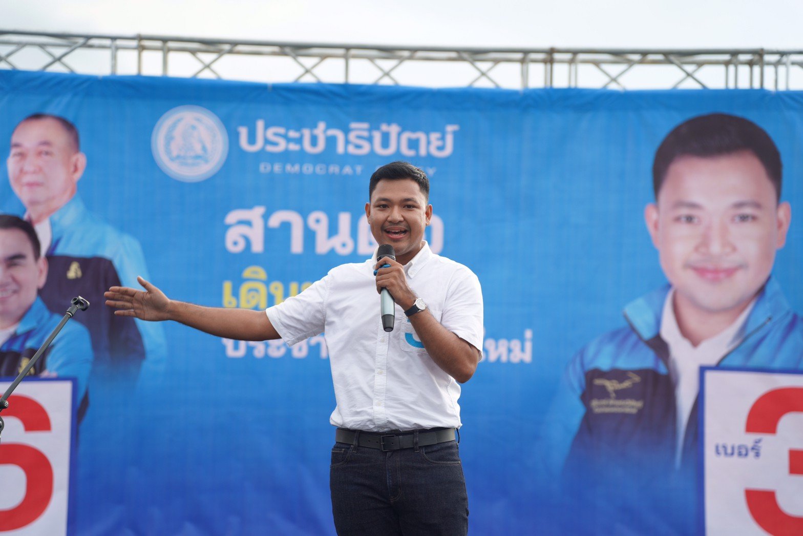 นายร่มธรรม ขำนุรักษ์ ผู้สมัคร ส.ส.พัทลุง เขต 3 พรรคประชาธิปัตย์ หาเสียงในช่วงโค้งสุดท้ายก่อนการ เลือกตั้ง66