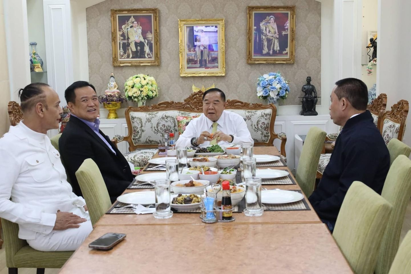 ภูมิใจไทยเข้าพบและร่วมรับประทานอาหารกับ พล.อ.ประวิตร วงษ์สุวรรณ 
