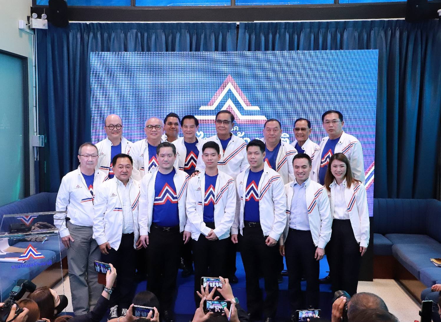 “รวมไทยสร้างชาติ” เปิดตัวทีมเศรษฐกิจชุดใหญ่สดใหม่ หน้าไม่ช้ำ   