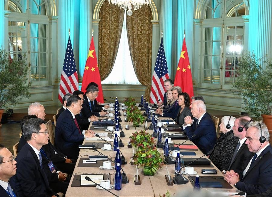 โจ ไบเดน ประธานาธิบดีสหรัฐฯ ได้ให้การต้อนรับ สีจิ้นผิง ประธานาธิบดีจีน   ที่คฤหาสน์ฟิโลลี นครซานฟรานซิสโก รัฐแคลิฟอร์เนีย สหรัฐอเมริกา 