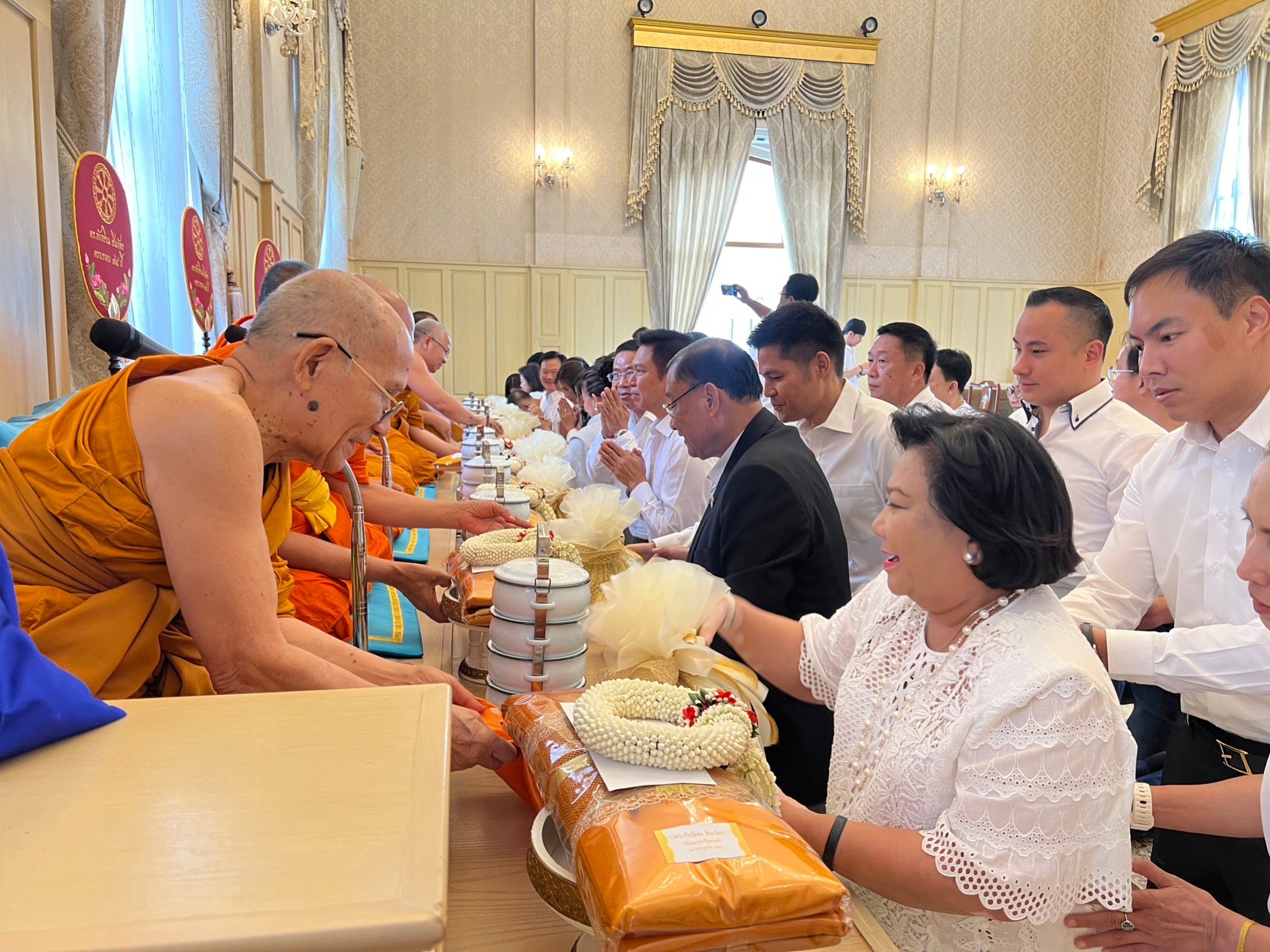 “นักการเมือง-ญาติ” ร่วมทำบุญ เนื่องในวันคล้ายวันเกิด 74 ปี “ทักษิณ ชินวัตร” 