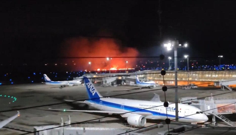  ไฟไหม้เครื่องบินสายการบิน JAL ที่สนามบินนานาชาติฮาเนดะ
