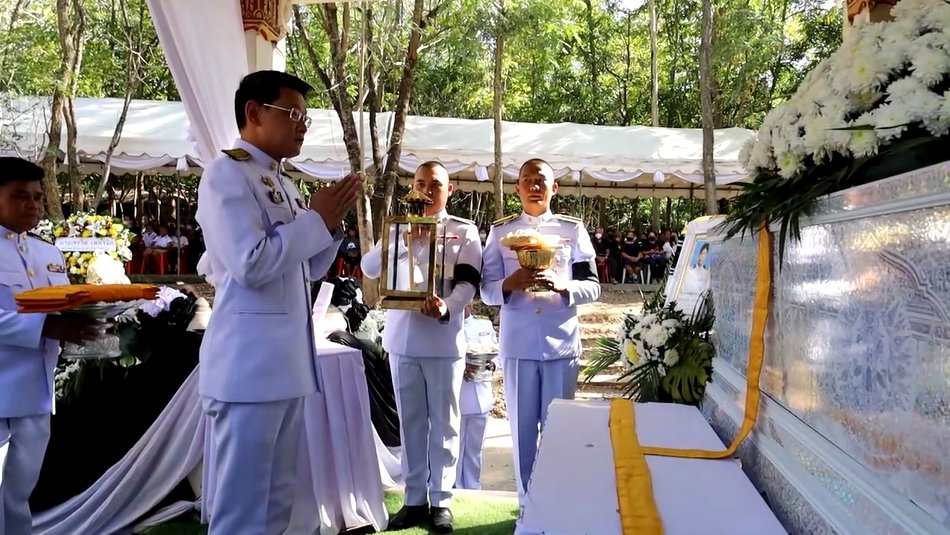 พระราชทานเพลิงศพ ผญบ. ดับคาที่จุดบริการประชาชนช่วงปีใหม่