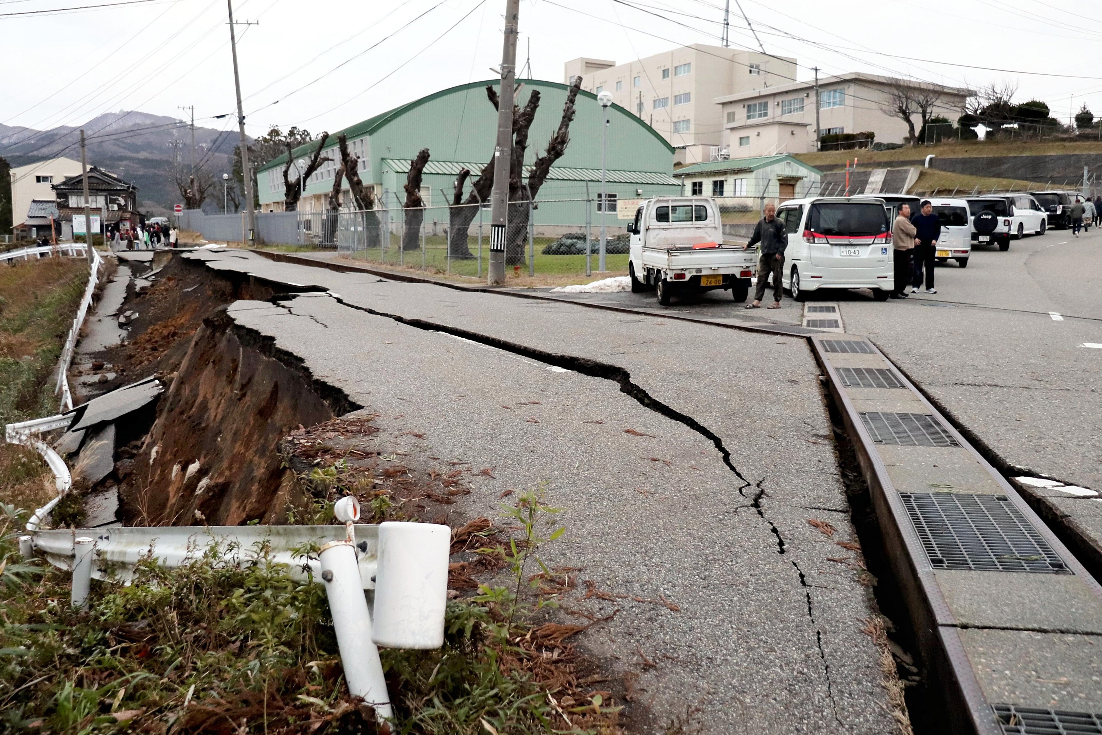 เสียหายหนัก แผ่นดินไหว-สึนามิถล่มญี่ปุ่น บ้านเรือนถล่มอื้อ-ถนนพังระเนระนาด