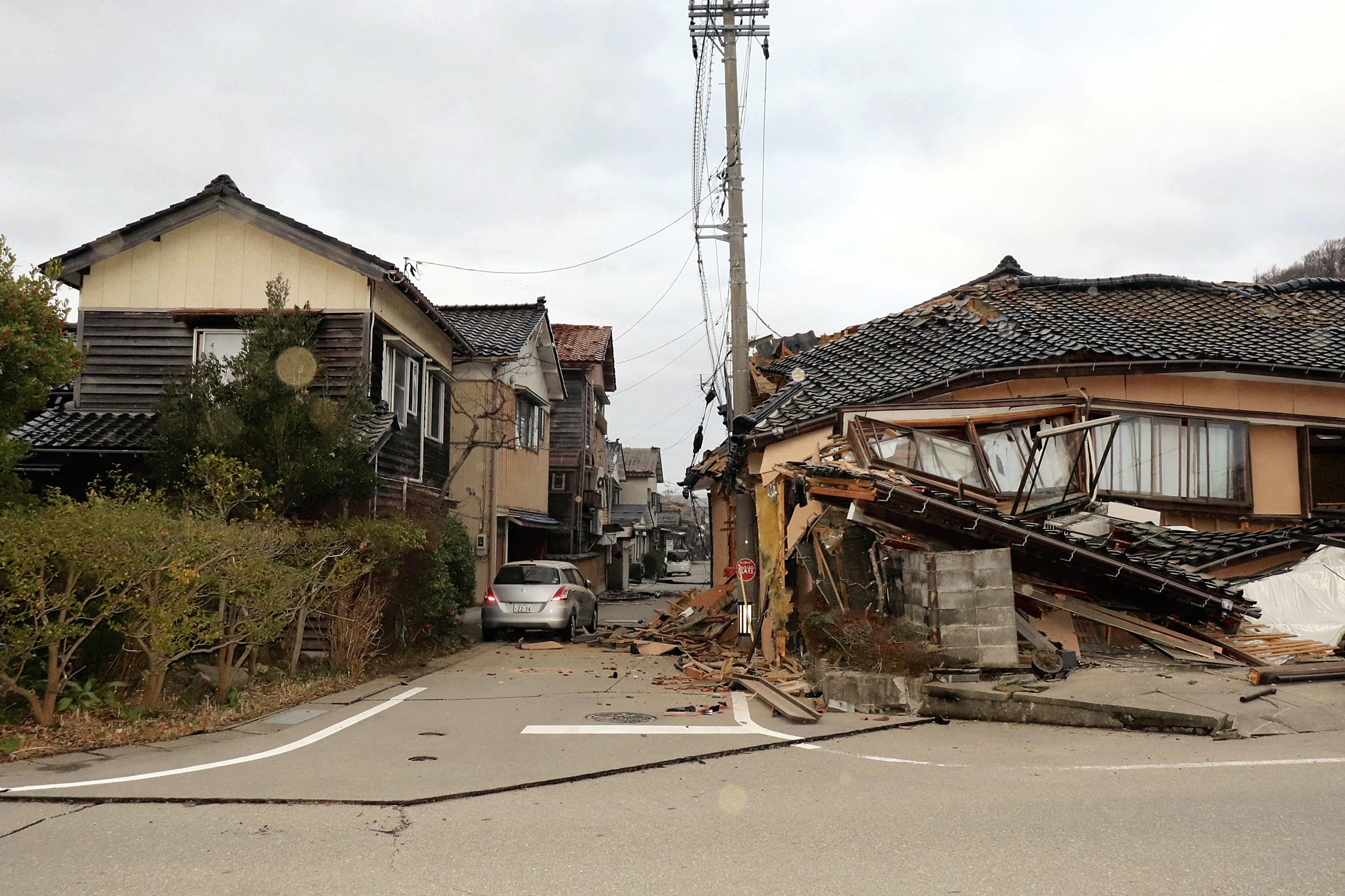 เสียหายหนัก แผ่นดินไหว-สึนามิถล่มญี่ปุ่น บ้านเรือนถล่มอื้อ-ถนนพังระเนระนาด