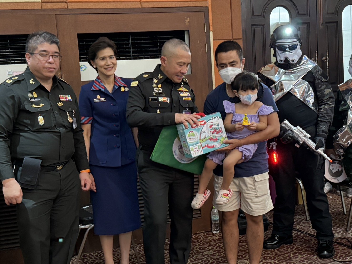 เด็กมาแน่นกองทัพไทย ขนของเล่น-ของกิน-ของขวัญแจกเพียบ