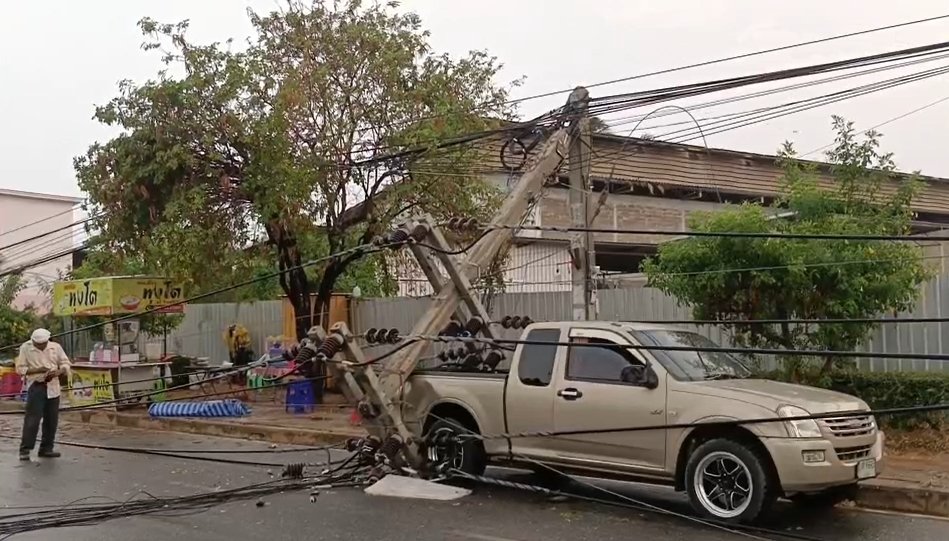 พายุฤดูร้อนพัดอย่างแรงบริเวณถนน อ.สวรรคโลก จ.สุโขทัย