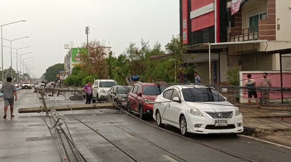 พายุฤดูร้อนพัดอย่างแรงบริเวณถนน อ.สวรรคโลก จ.สุโขทัย