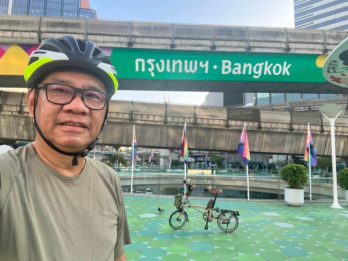 สมชัย อดีตกกต. เซลฟี่ สติกเกอร์ “กรุงเทพฯ Bangkok”  แบบใหม่ 