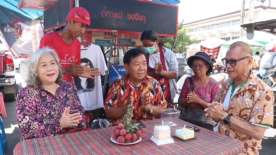 เสื้อแดงโคราช! จัดเป่าเค้กวันเกิด อดีตนายกฯปู 57 ปี หวังกลับบ้านปีนี้