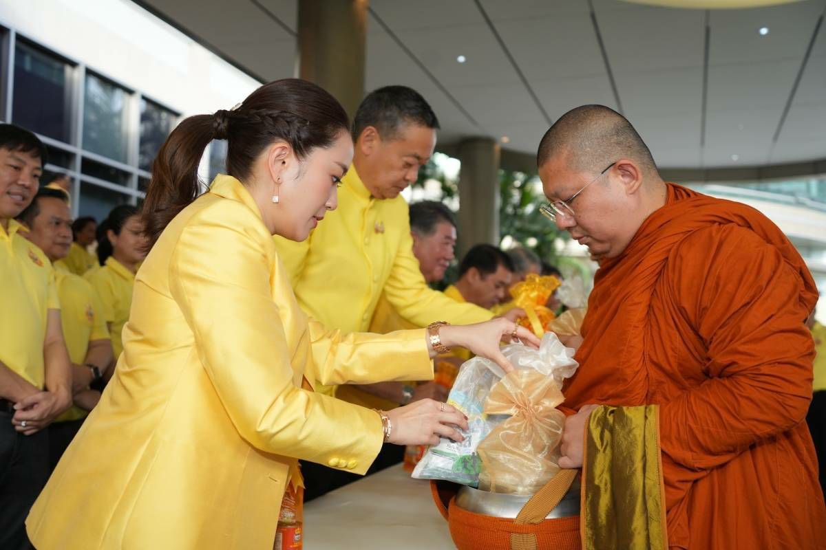 พรรคเพื่อไทย ทำบุญตักบาตรพระสงฆ์ 72 รูป เฉลิมพระเกียรติในหลวง ครบรอบ 72 พรรษา