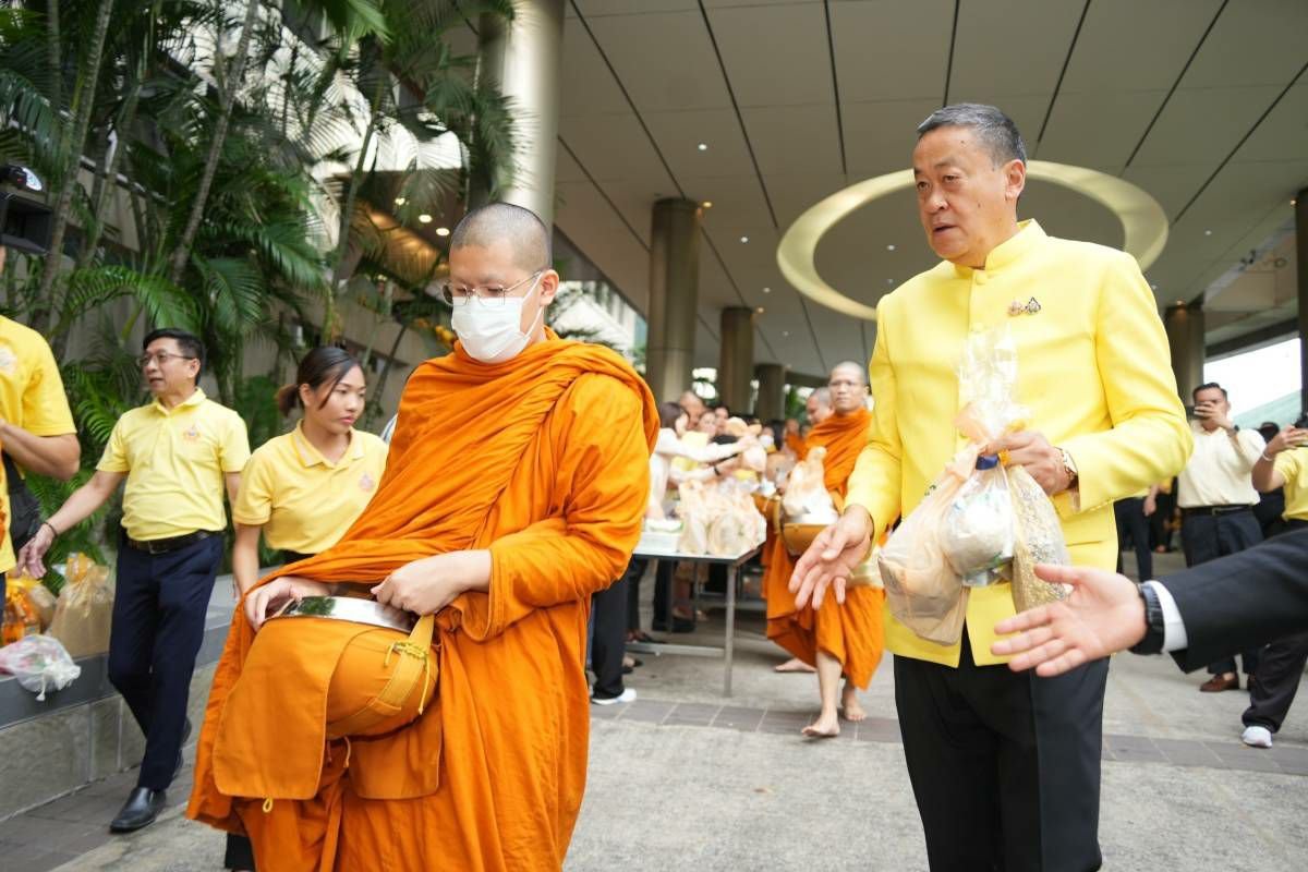 พรรคเพื่อไทย ทำบุญตักบาตรพระสงฆ์ 72 รูป เฉลิมพระเกียรติในหลวง ครบรอบ 72 พรรษา