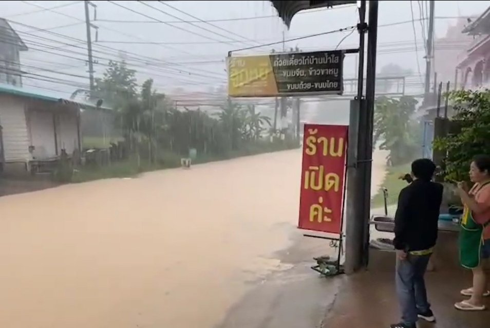 น้ำป่าทับลาน-เขาใหญ่ ทะลัก 3 หมู่บ้าน ท่วมถนนปราจีนบุรี