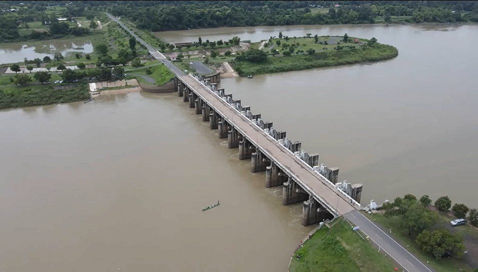 ผู้ว่าฯศรีสะเกษลุยตรวจสถานการณ์น้ำ หลังเขื่อนแตกที่มหาสารคาม