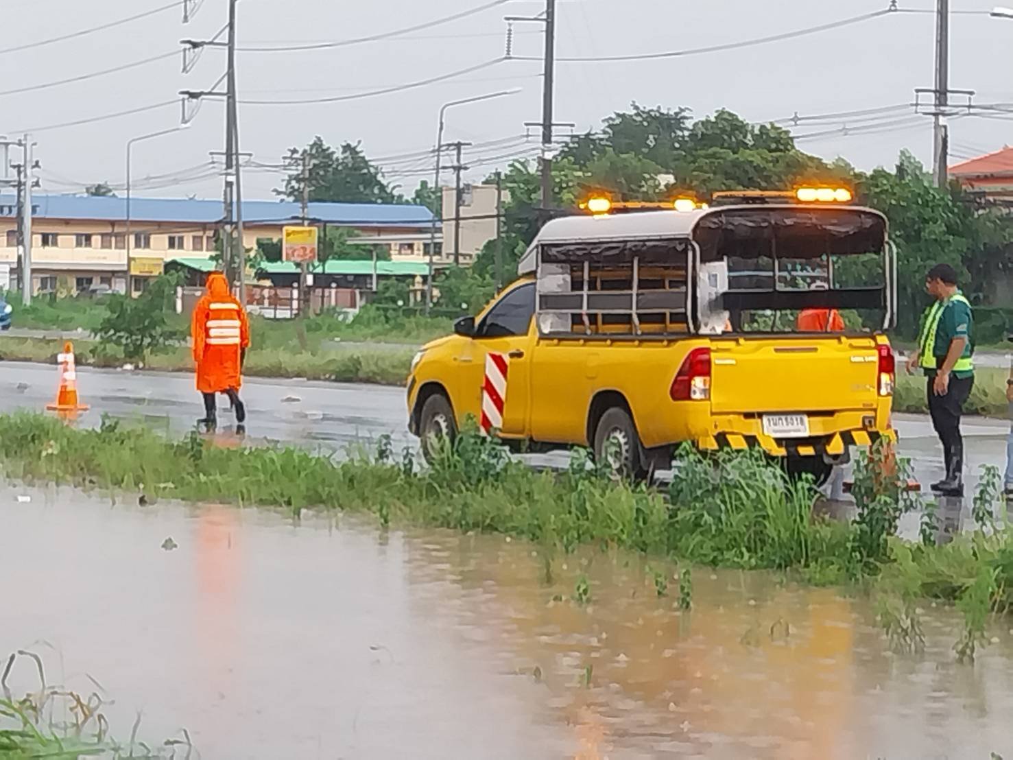 น้ำป่าทับลาน-เขาใหญ่ ทะลัก 3 หมู่บ้าน ท่วมถนนปราจีนบุรี