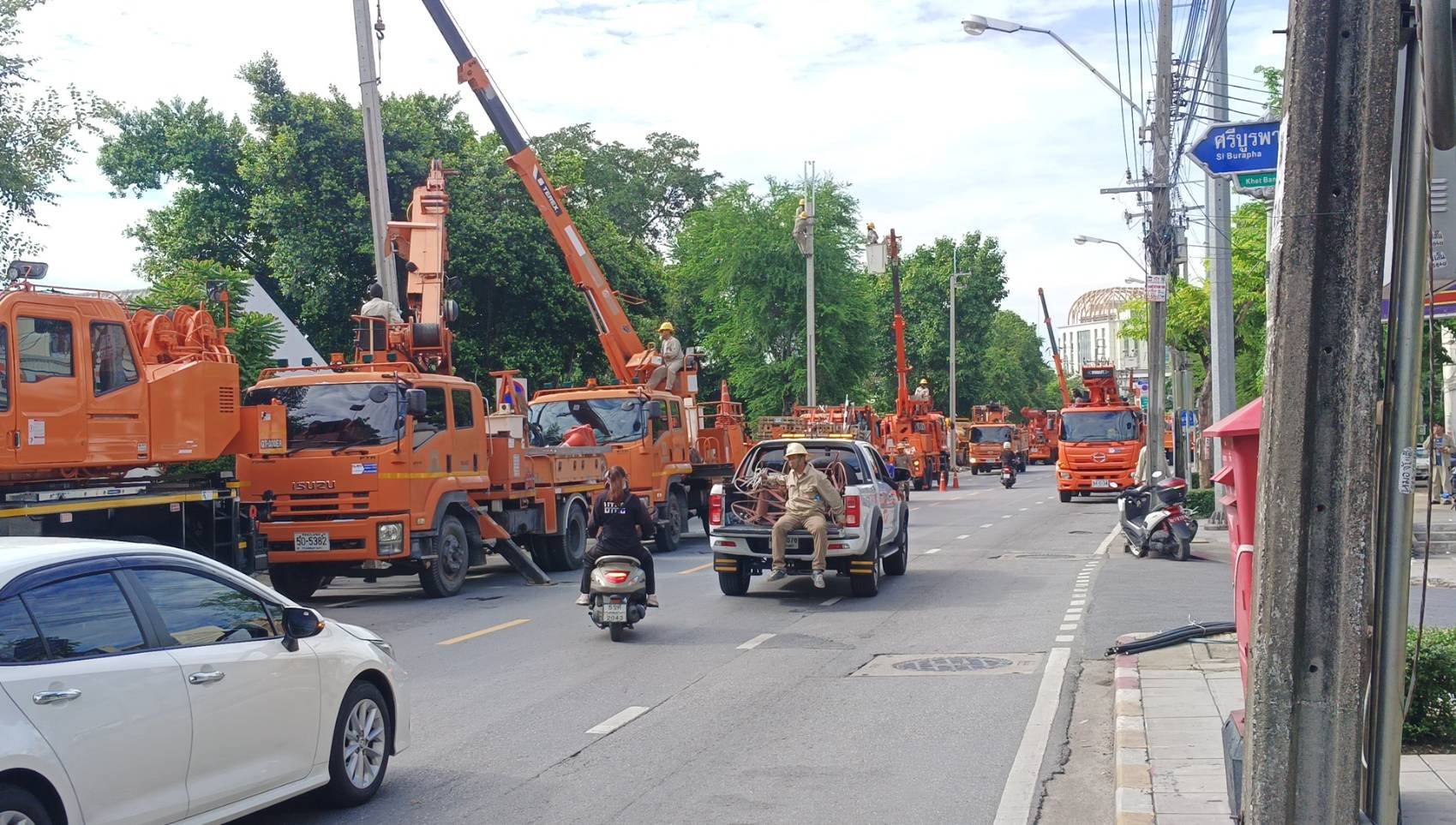 หนุ่มซิ่งรถตู้ ชนเสาไฟฟ้าหักโค่น 17 ต้น รถเสียหาย 5 คัน คนเจ็บ 8 ราย